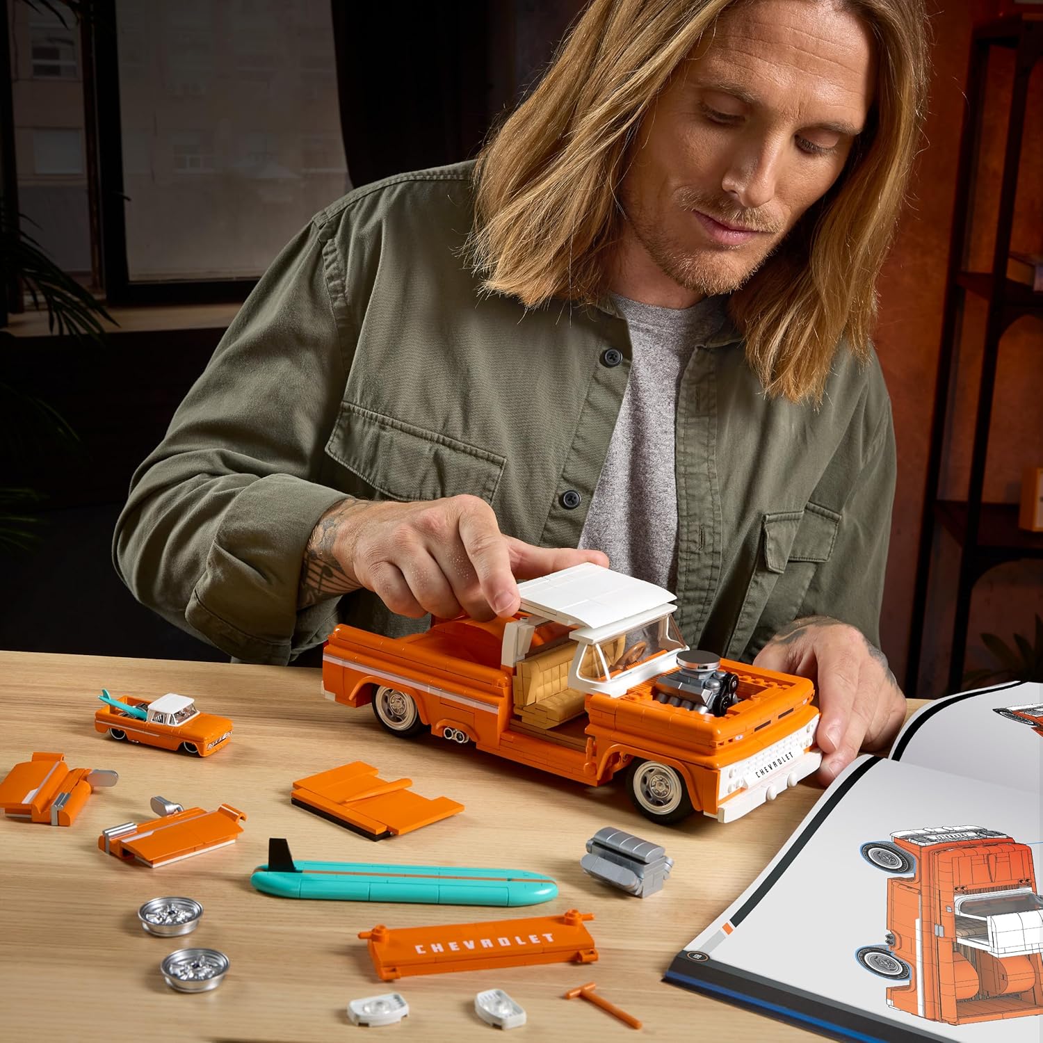 Hot Wheels Jogo de Construção Elite Custom Chevy Pickup em escala 1:16 com Placa de Coleção e 1 carrinho de metal Perfeito para colecionadores